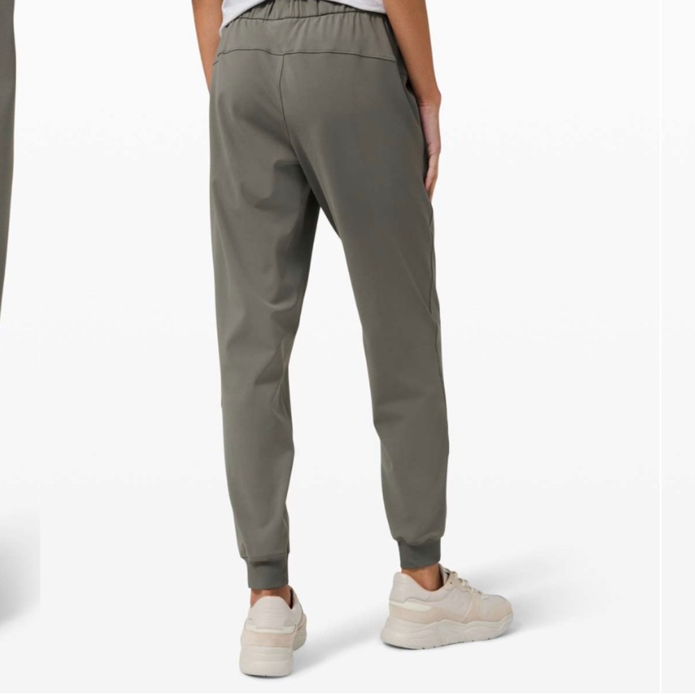 Lululemon On The Fly Jogger 28” *Luxtreme, Size 4. LNC!